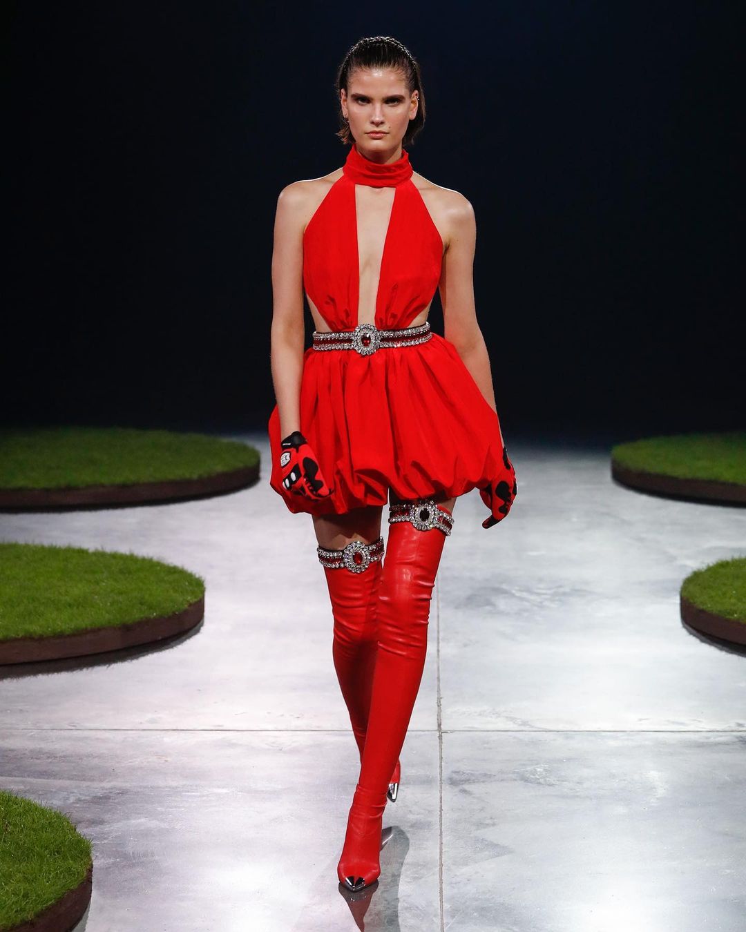 Сукні з вирізами, бомбери і панчохи: 5 мікротрендів Тижня моди в Лондоні осінь-зима 2022