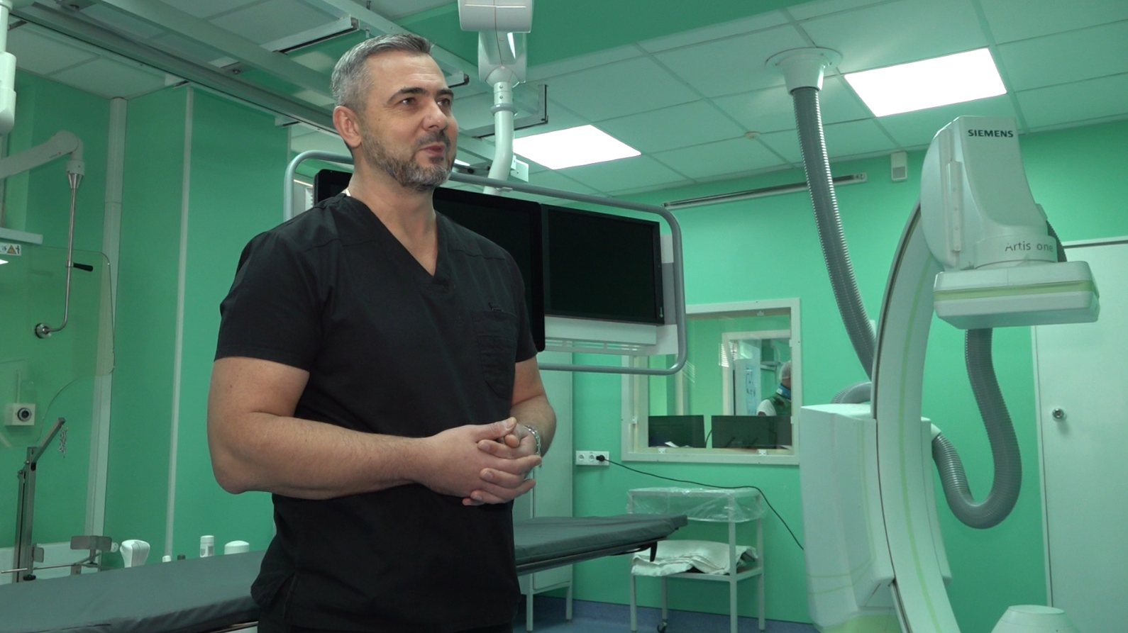 Паники нет: украинские хирурги успешно оперируют пациентов даже без света (фото и видео)