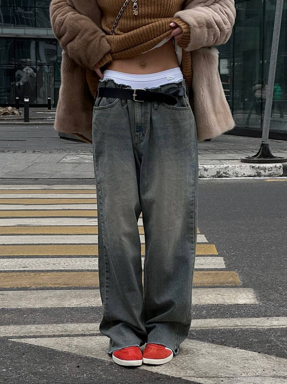 Джинсы, которые уже не в моде: что носить вместо них осенью 2025