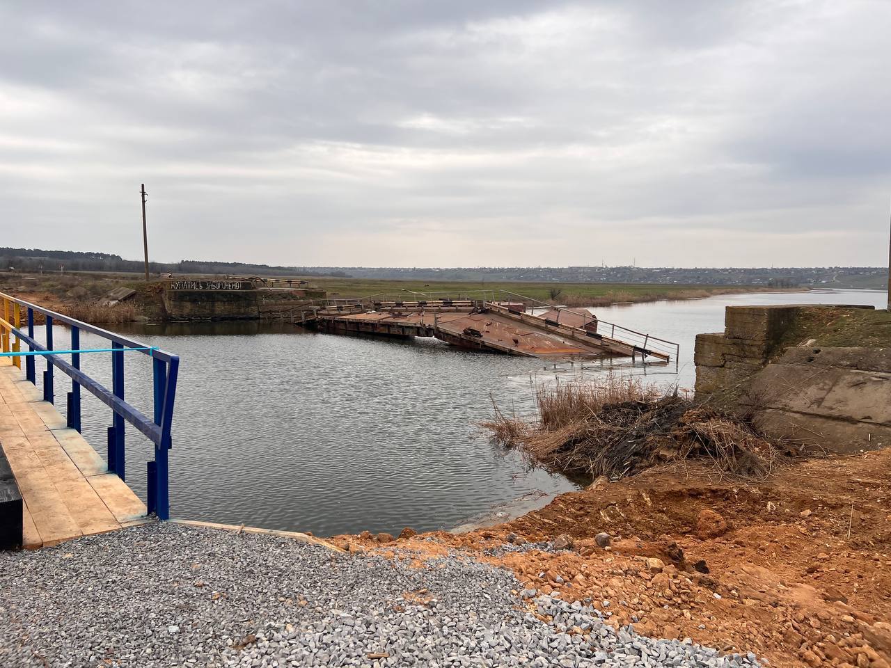 Замість знищеного мосту. У Миколаївській області збудували переправу через Інгулець