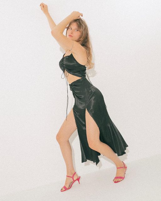 Не можуть без України: героїня "Емілі в Парижі" блиснула красою у сукні українського бренду