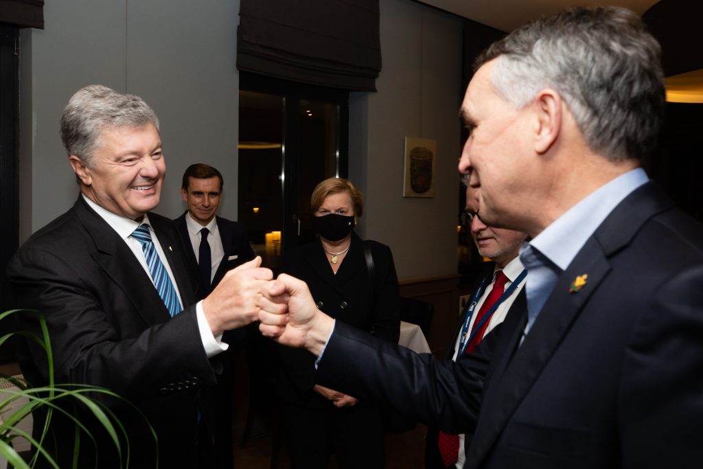 Порошенко обговорив з депутатами Європарламенту підтримку України