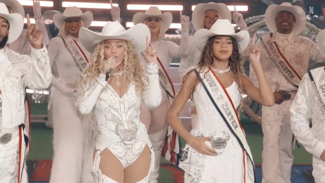 Від Джей Ло до Doja Cat. 10 голлівудських зірок, яких одягав Іван Фролов: повторіть ці образи