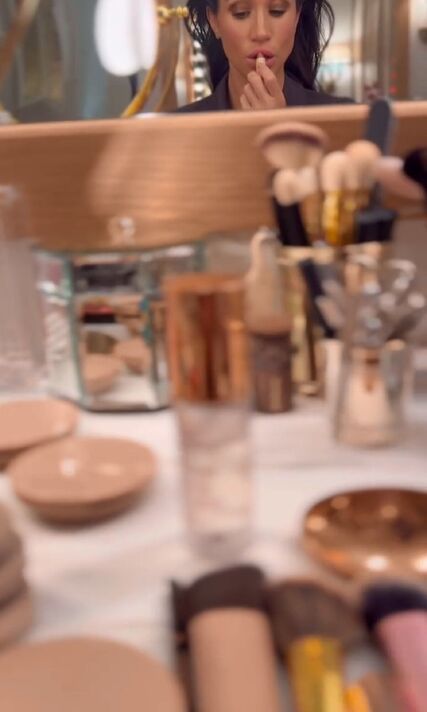 Меган Маркл показала свою косметичку: эксперт раскрыл секреты макияжа герцогини