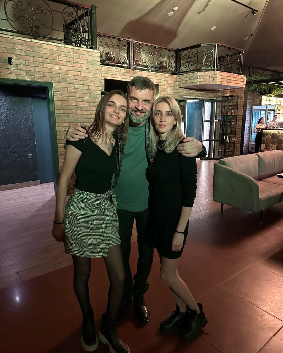 "Нарешті сім'я докупи". Захисник Маріуполя Діанов возз'єднався з дружиною після розлучення (фото)