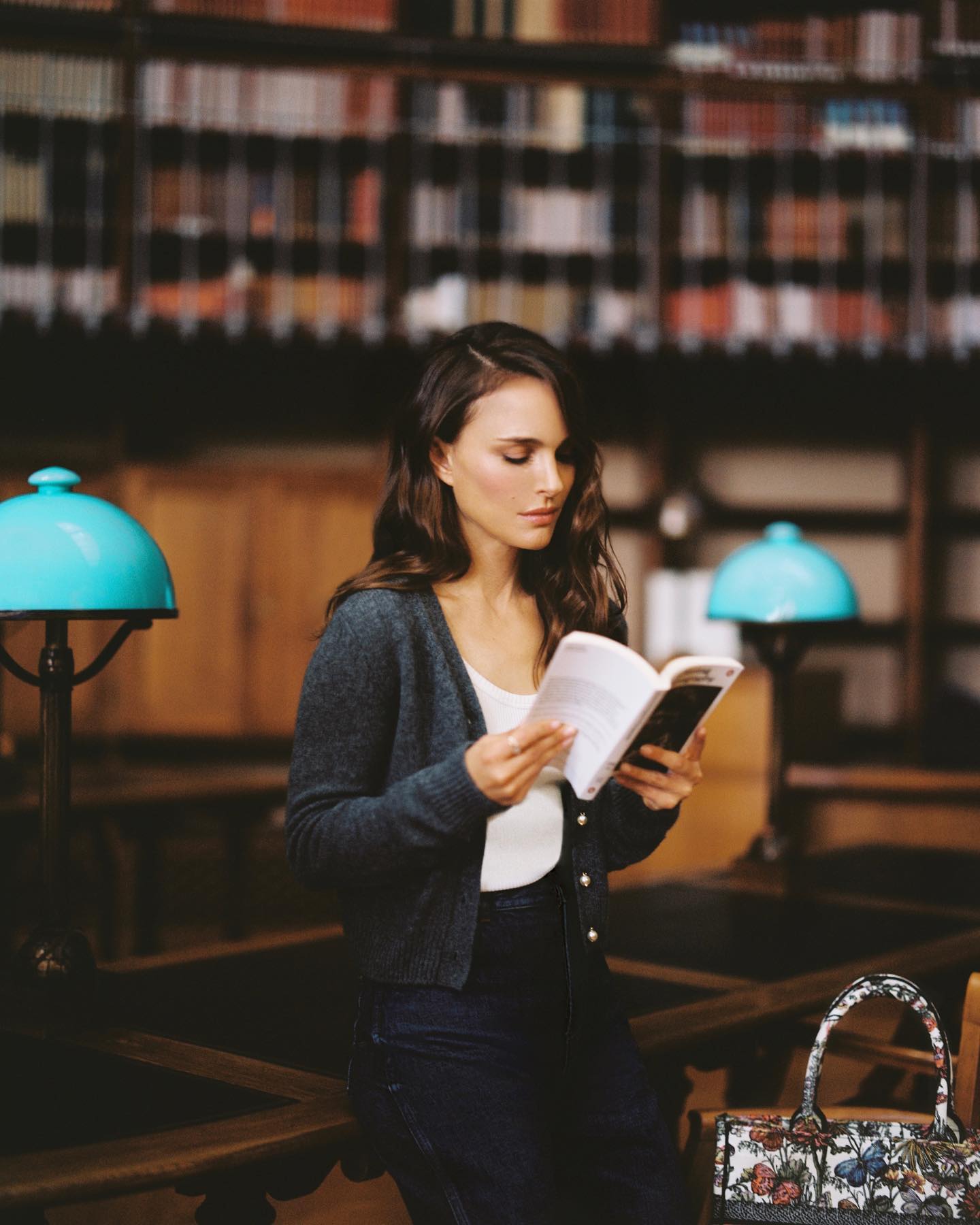 Натали Портман показала загадочные фото из библиотеки и поделилась списком любимых книг