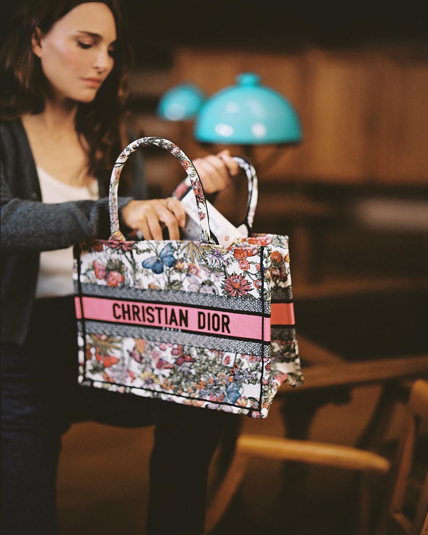 Натали Портман показала загадочные фото из библиотеки и поделилась списком любимых книг