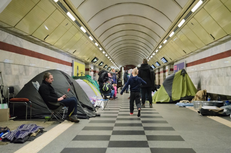 Истории из "подземки". Как живут и о чем мечтают люди в киевском метро