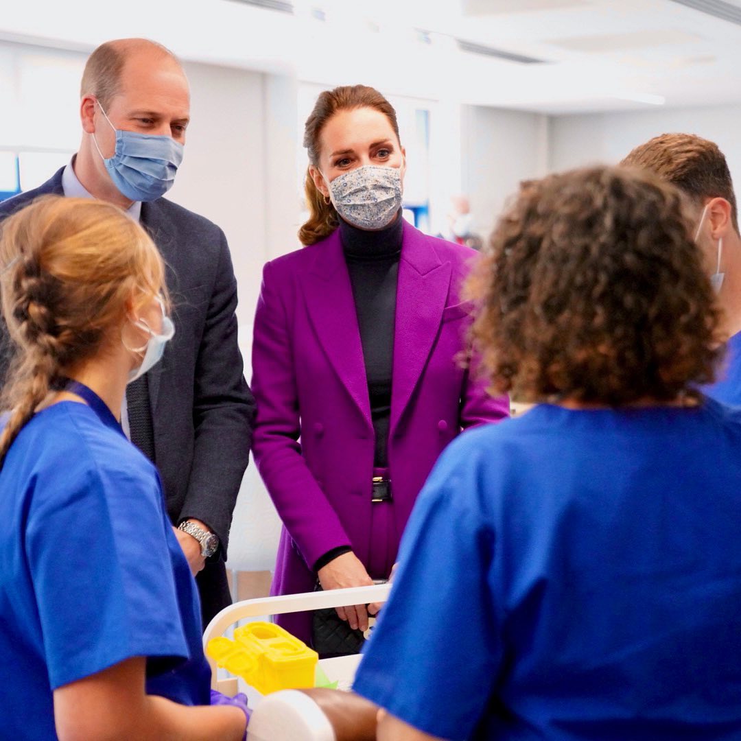 Брючный костюм и гольф: Кейт Миддлтон вышла в свет в безупречном осеннем образе