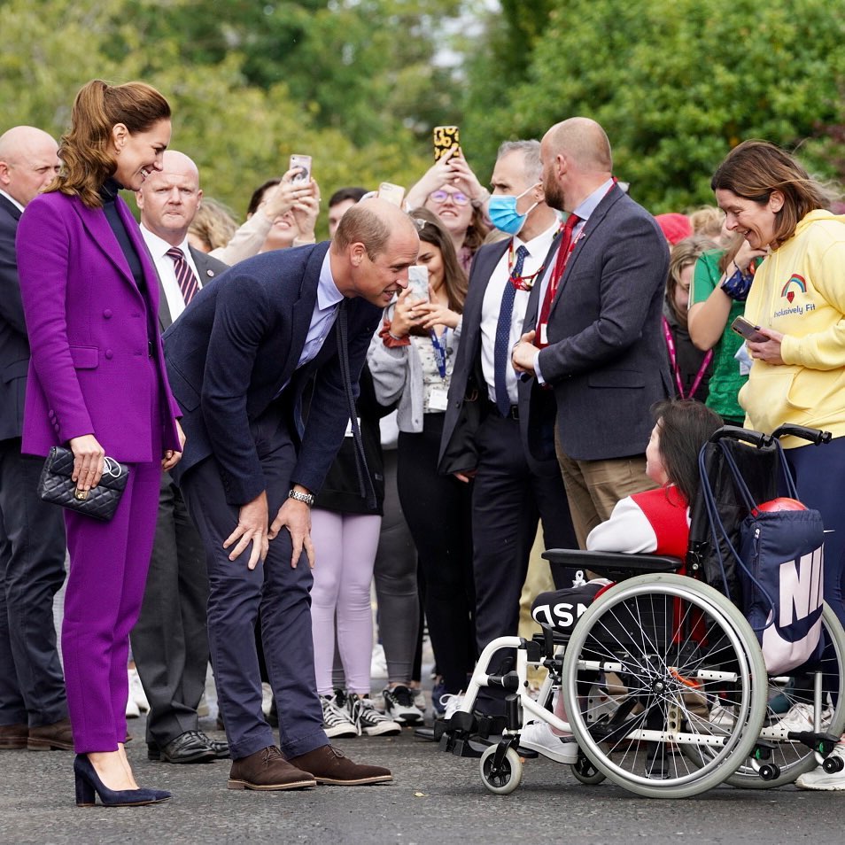 Брючный костюм и гольф: Кейт Миддлтон вышла в свет в безупречном осеннем образе