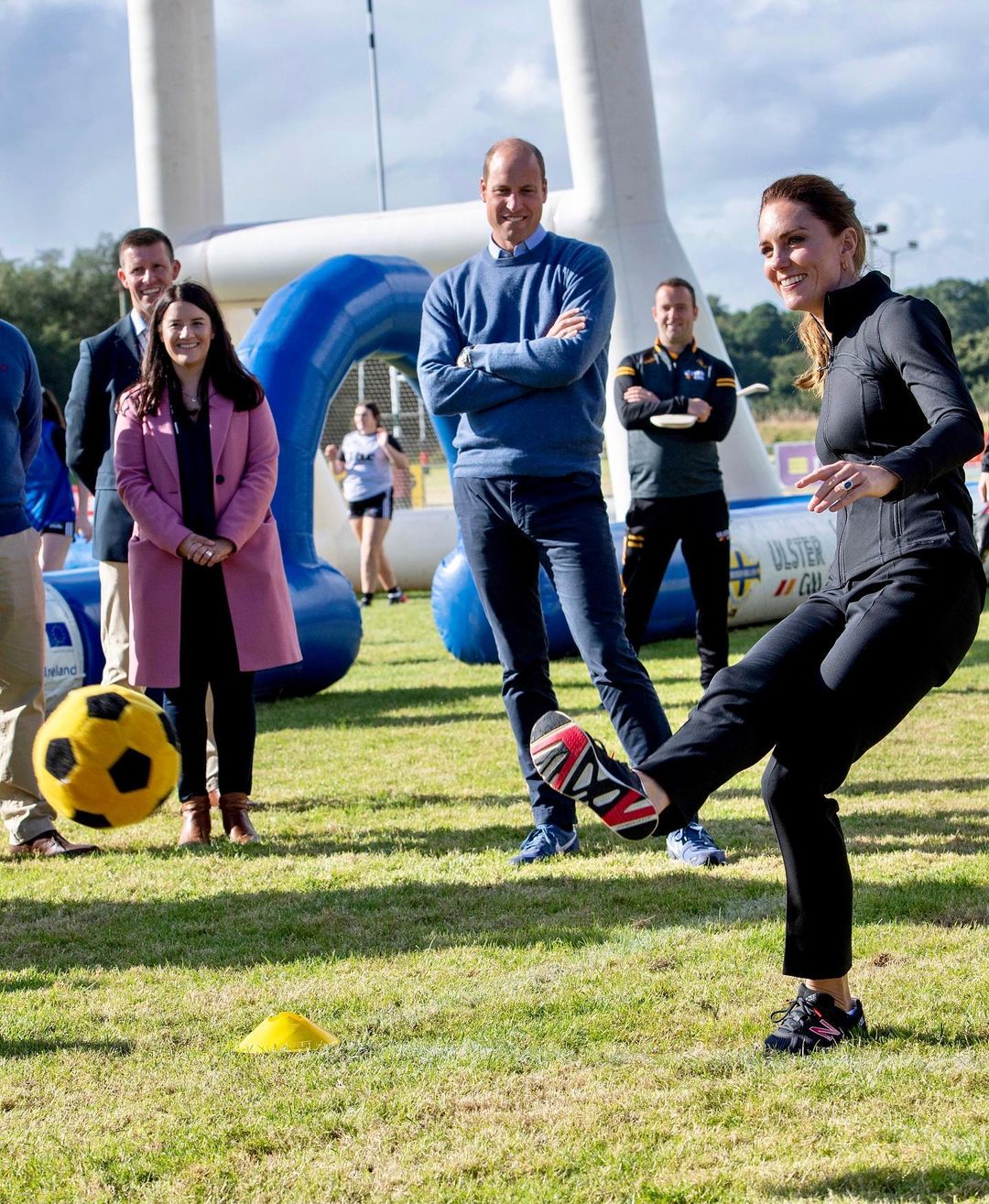 Брючный костюм и гольф: Кейт Миддлтон вышла в свет в безупречном осеннем образе