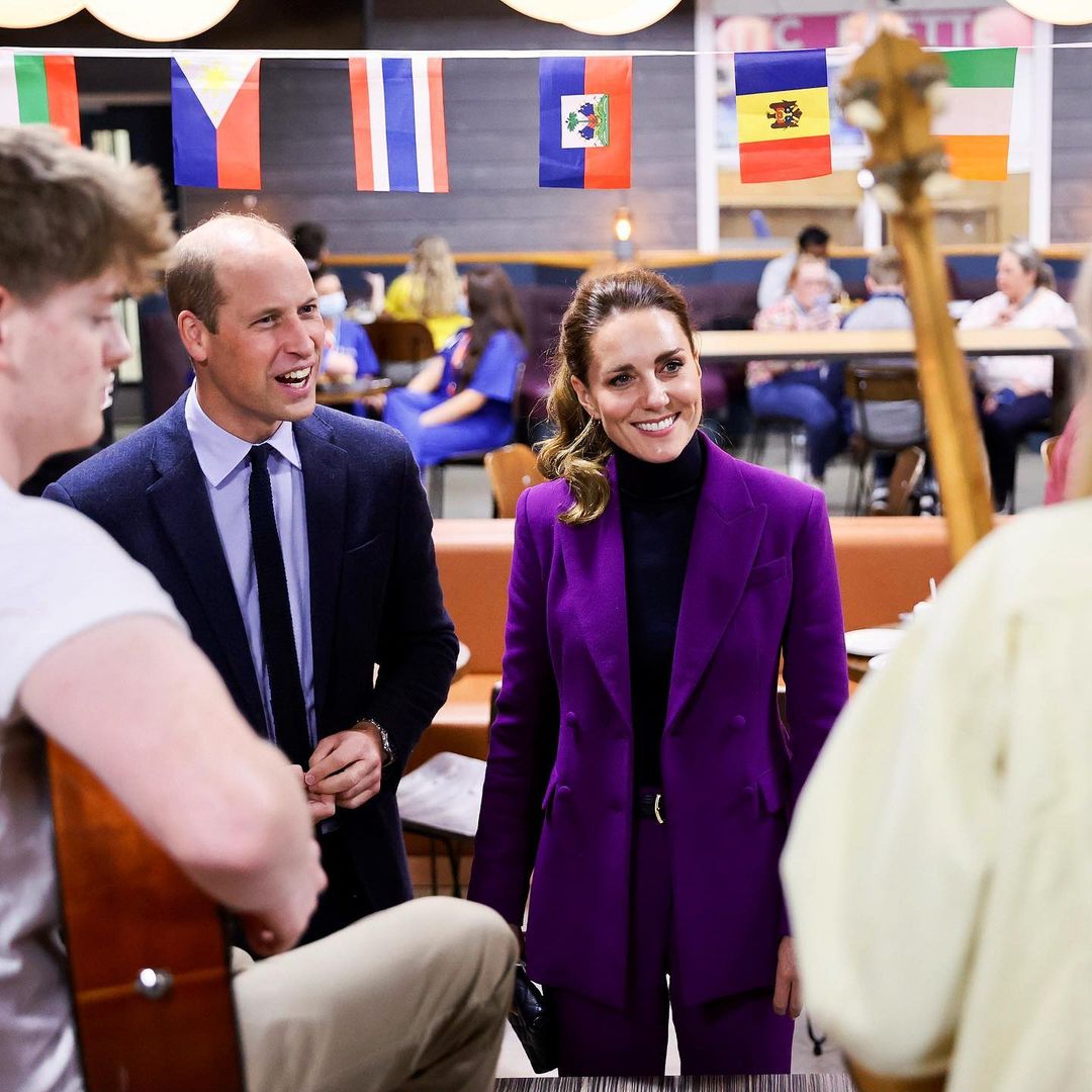 Брючный костюм и гольф: Кейт Миддлтон вышла в свет в безупречном осеннем образе