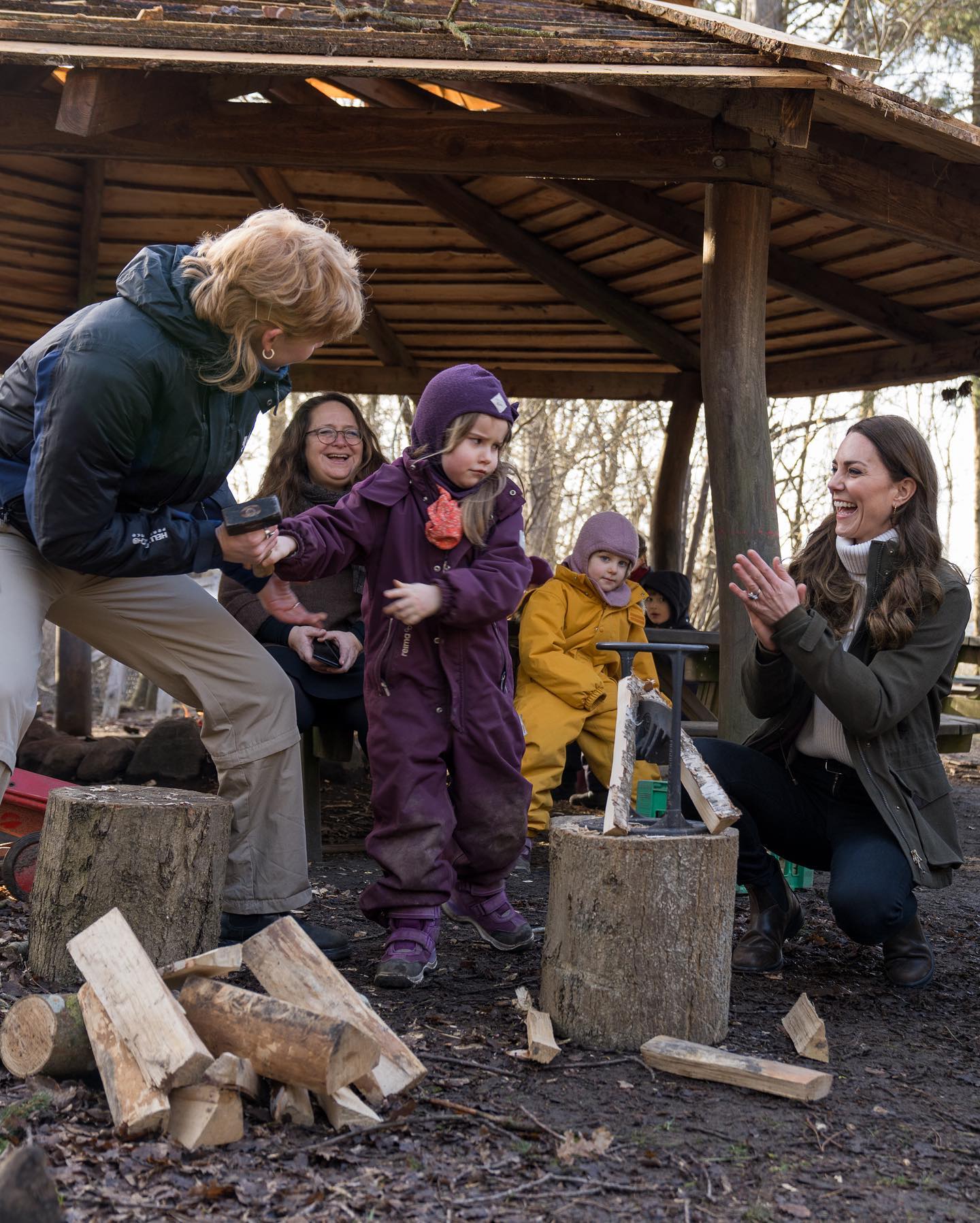 Кейт Миддлтон "затусила" с детьми в лесу: ну о-о-очень милые фото!