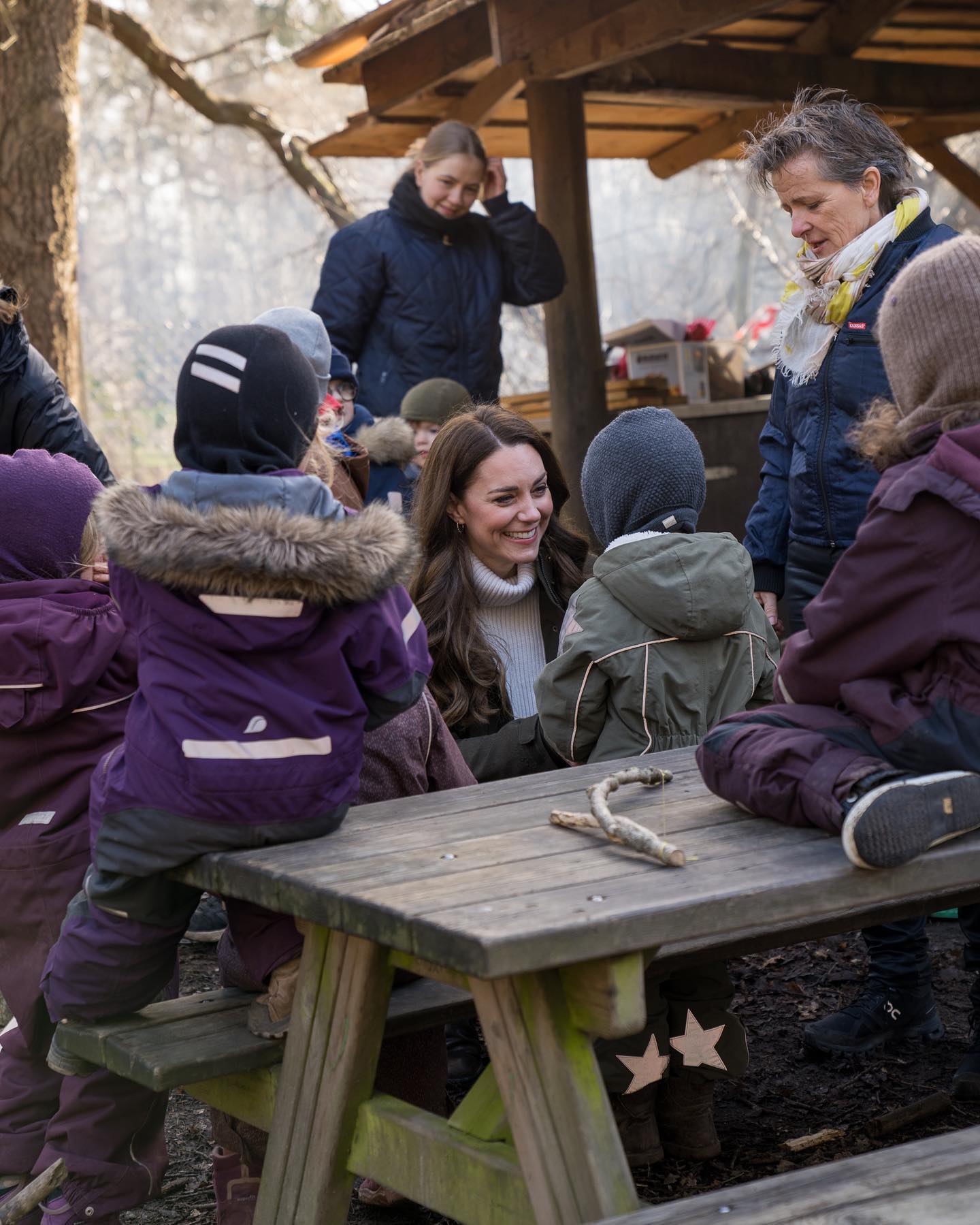 Кейт Миддлтон "затусила" с детьми в лесу: ну о-о-очень милые фото!