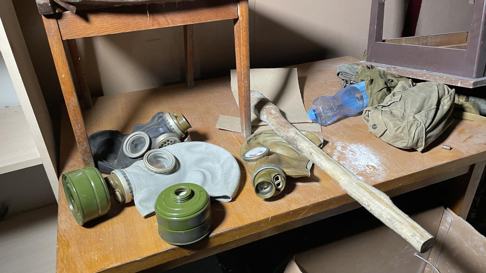 Електричні кабелі та протигази: з'явилися нові фото з катівні окупантів в Ізюмі