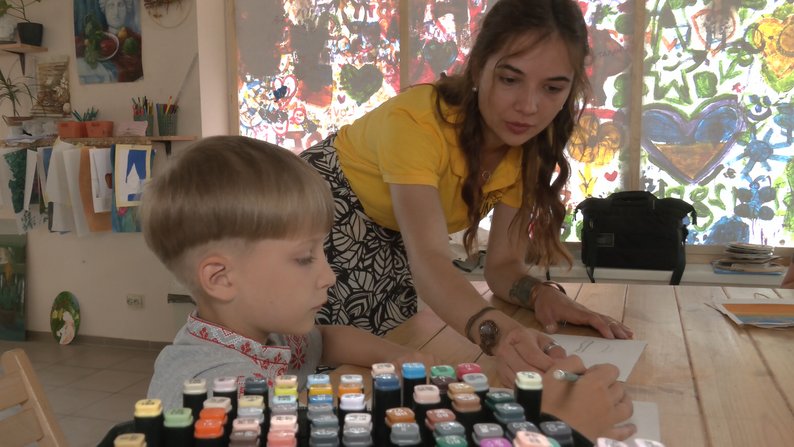 "Щоб Путіна не було": 5-річний українець за допомогою свого таланту допомагає ЗСУ