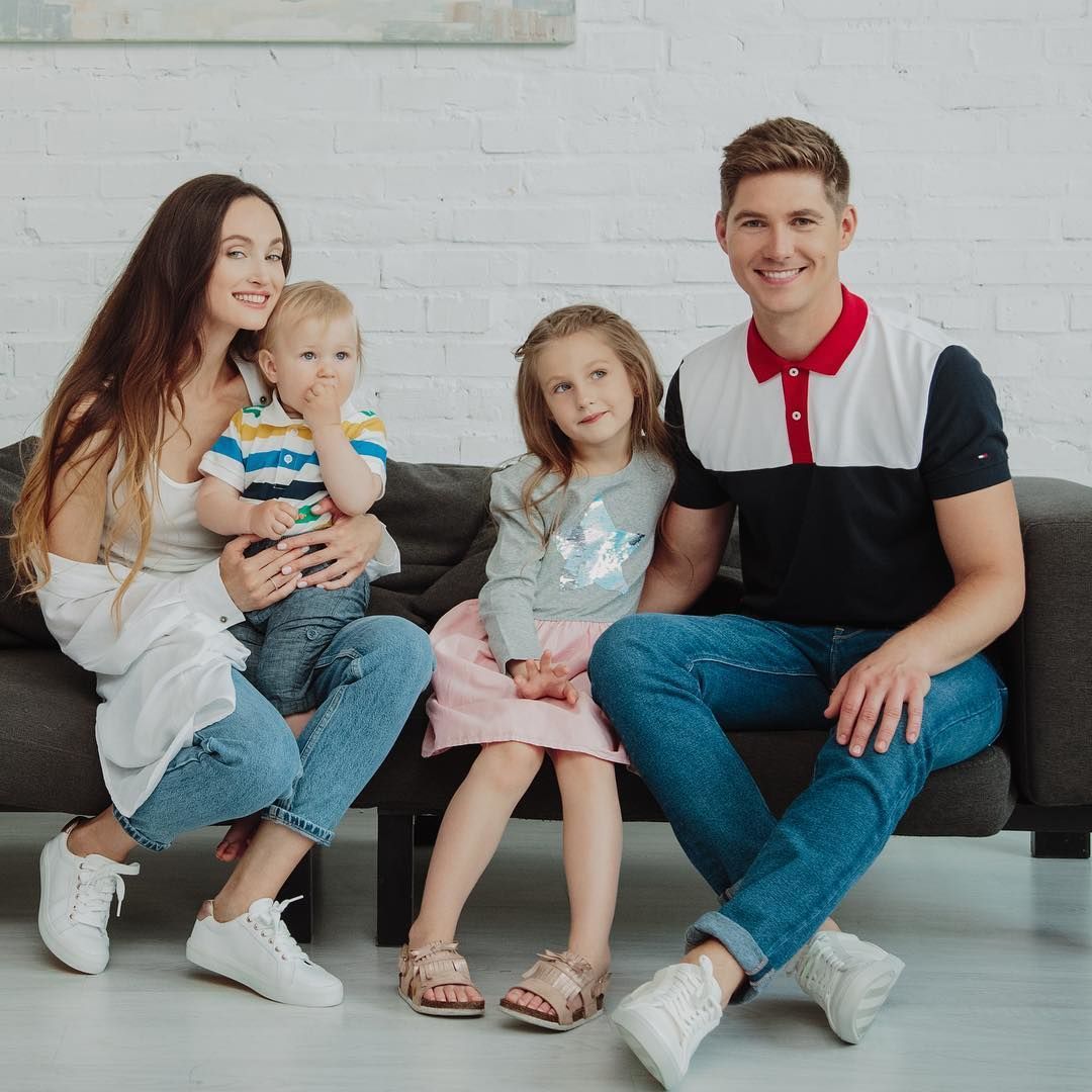 З чубчиком і кораловою сорочкою. Остапчук показав, який вигляд мав 15 років тому (фото)