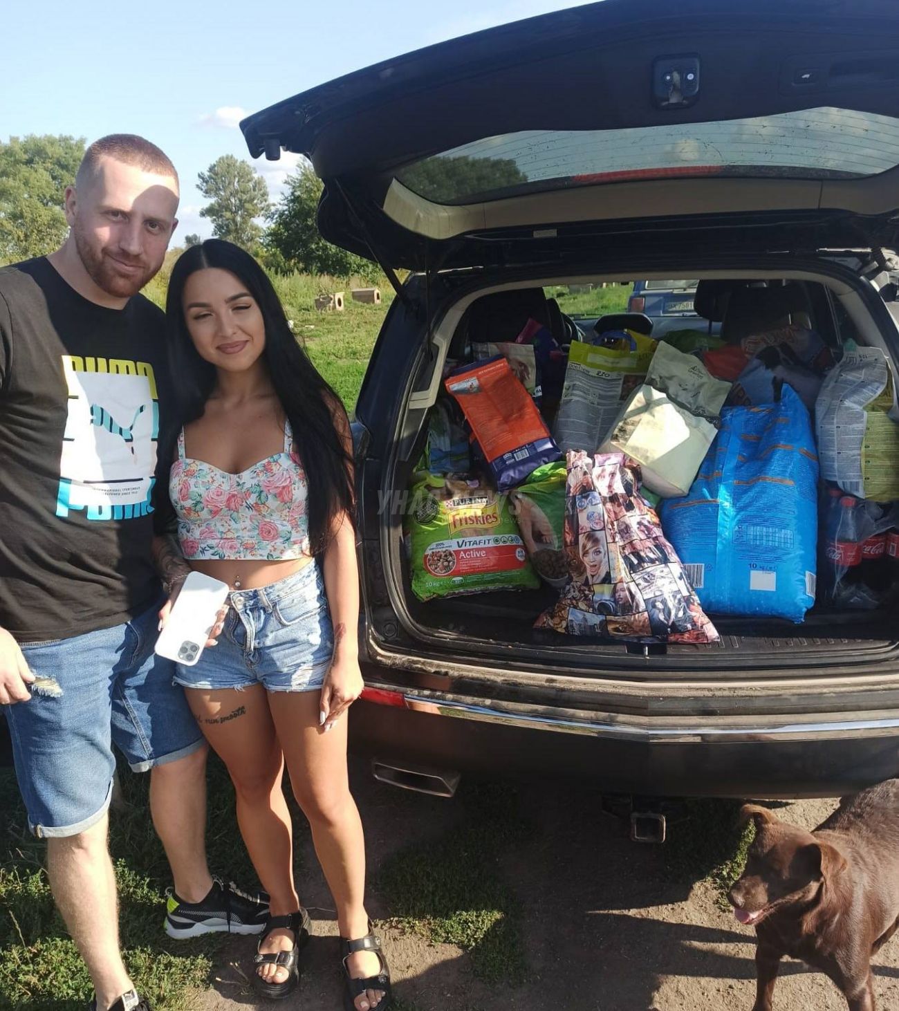 У Хмельницькому на весіллі молодятам подарували гору собачого корму (фото)