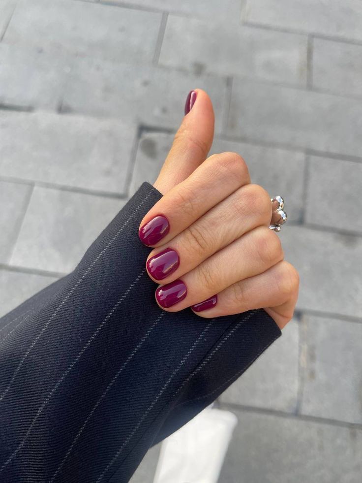 Грошовий манікюр на листопад 2025: цей колір привабить багатство й удачу