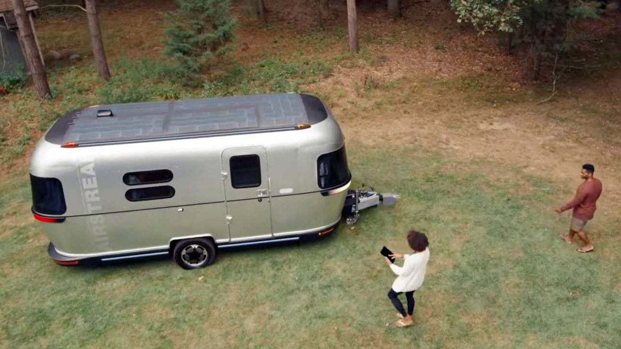 Керується голосом і їздить сам по собі: представлено автономний електричний будинок на колесах