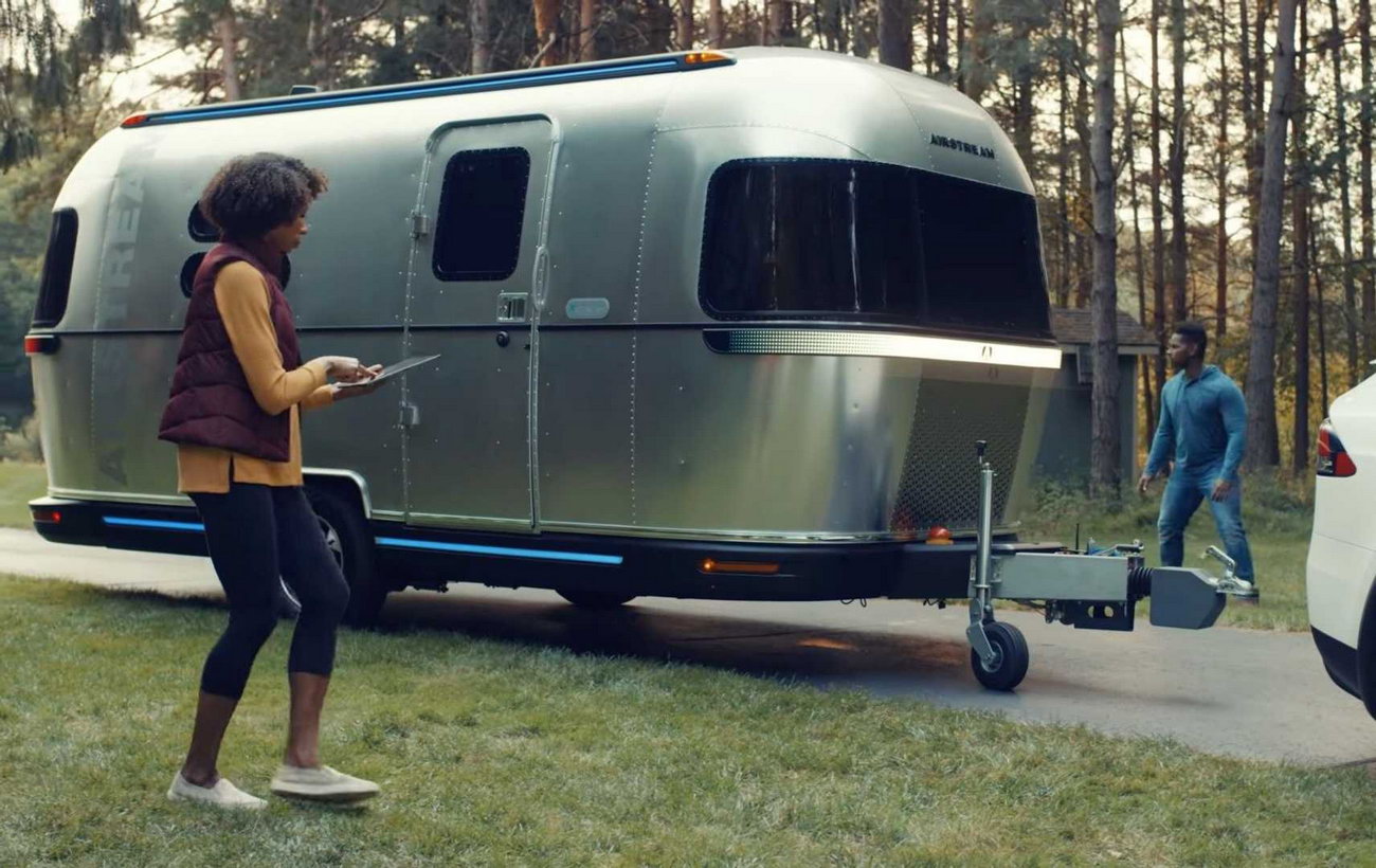 Керується голосом і їздить сам по собі: представлено автономний електричний будинок на колесах