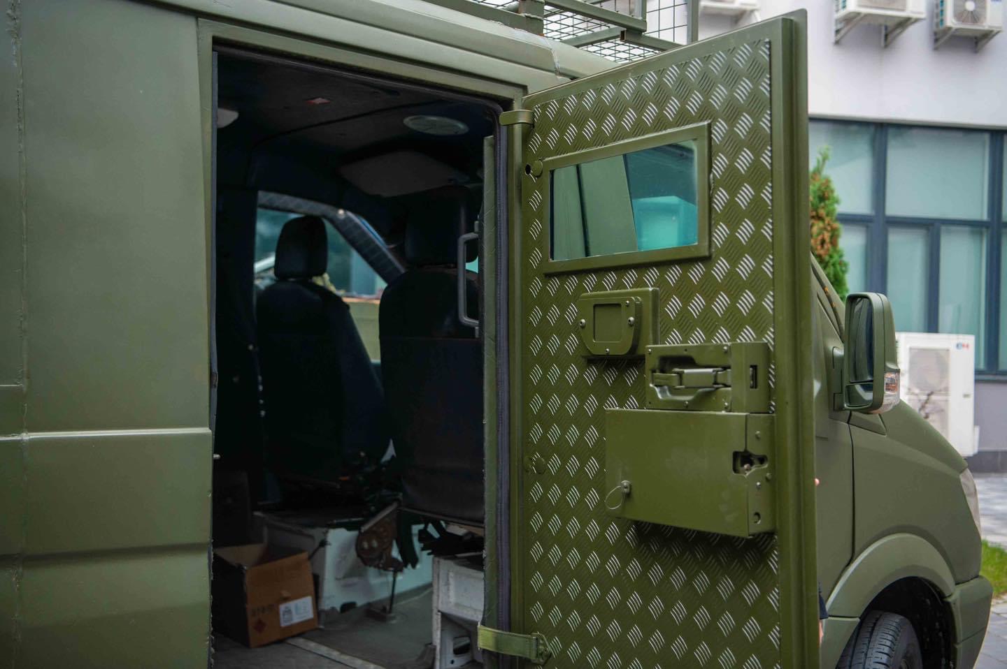 Порошенко передав розвідникам Нацгвардії бронемашину