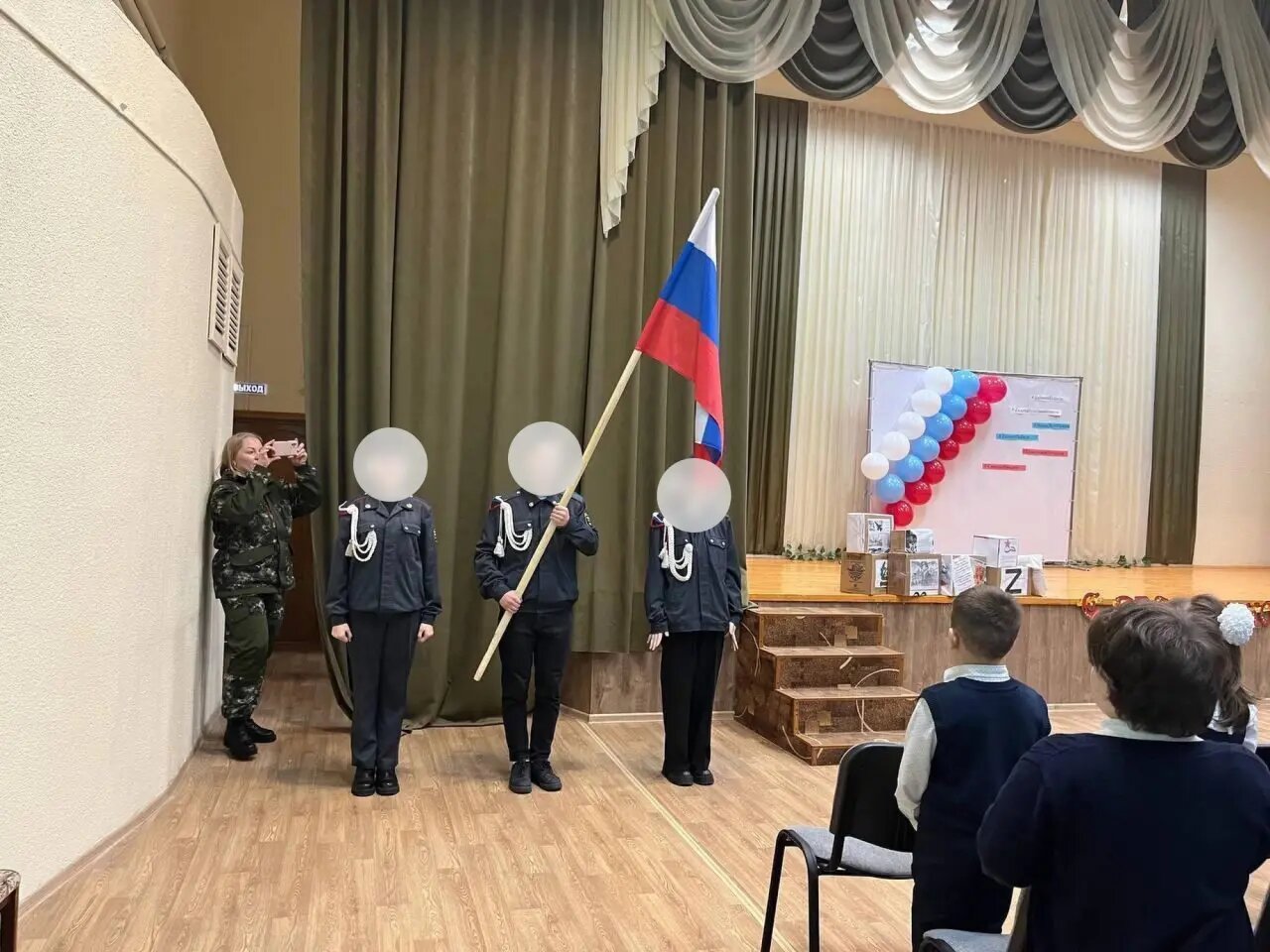 "Усі раділи та аплодували": у Росії школярів змусили зигувати (відео)