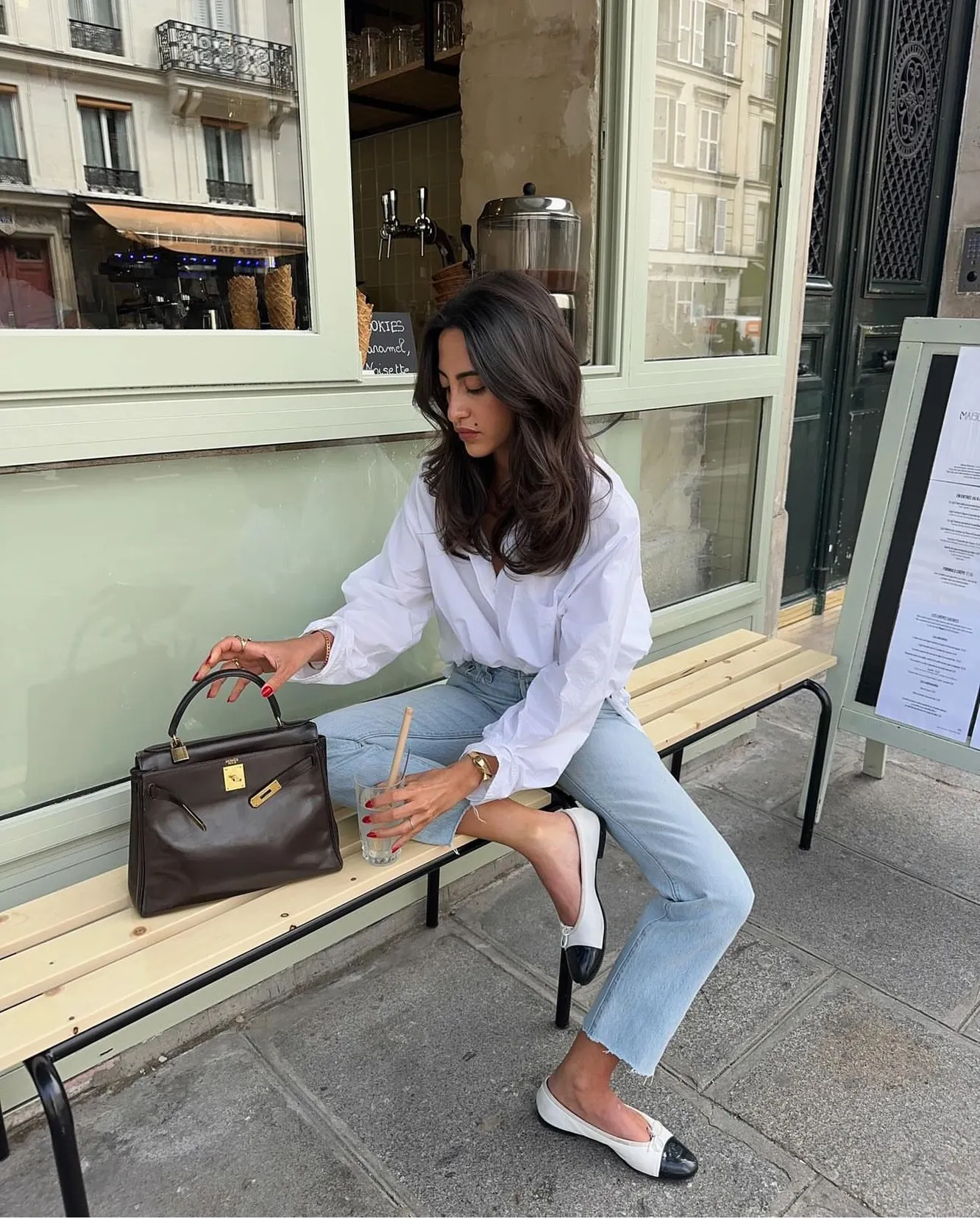 З чим носити білу сорочку: 5 вдалих образів, щоб виглядати як справжня француженка
