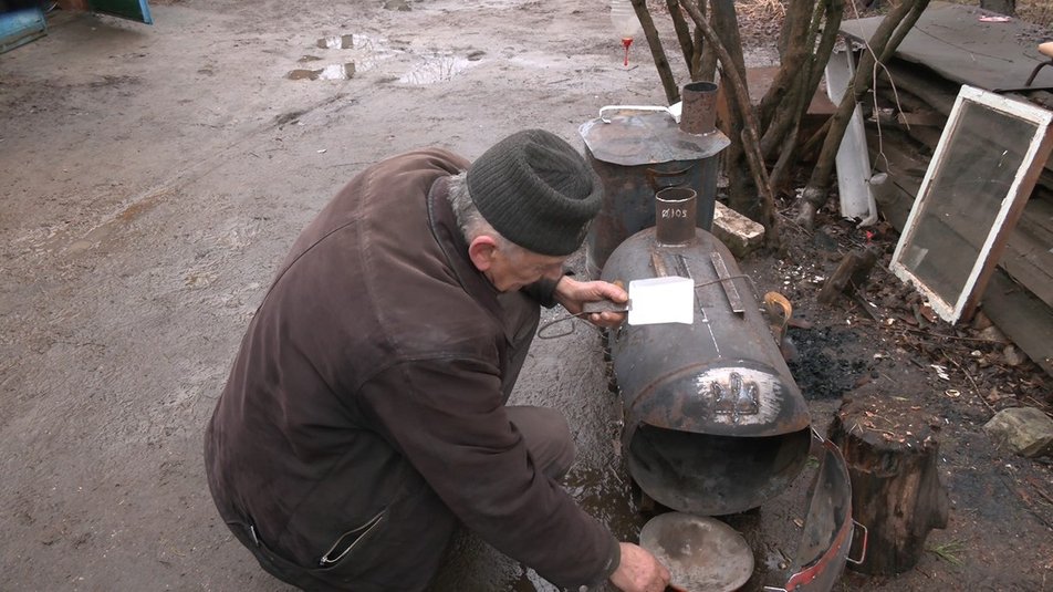 Ветеран АТО, якого не взяли на фронт через вік, виготовляє пічки для військових