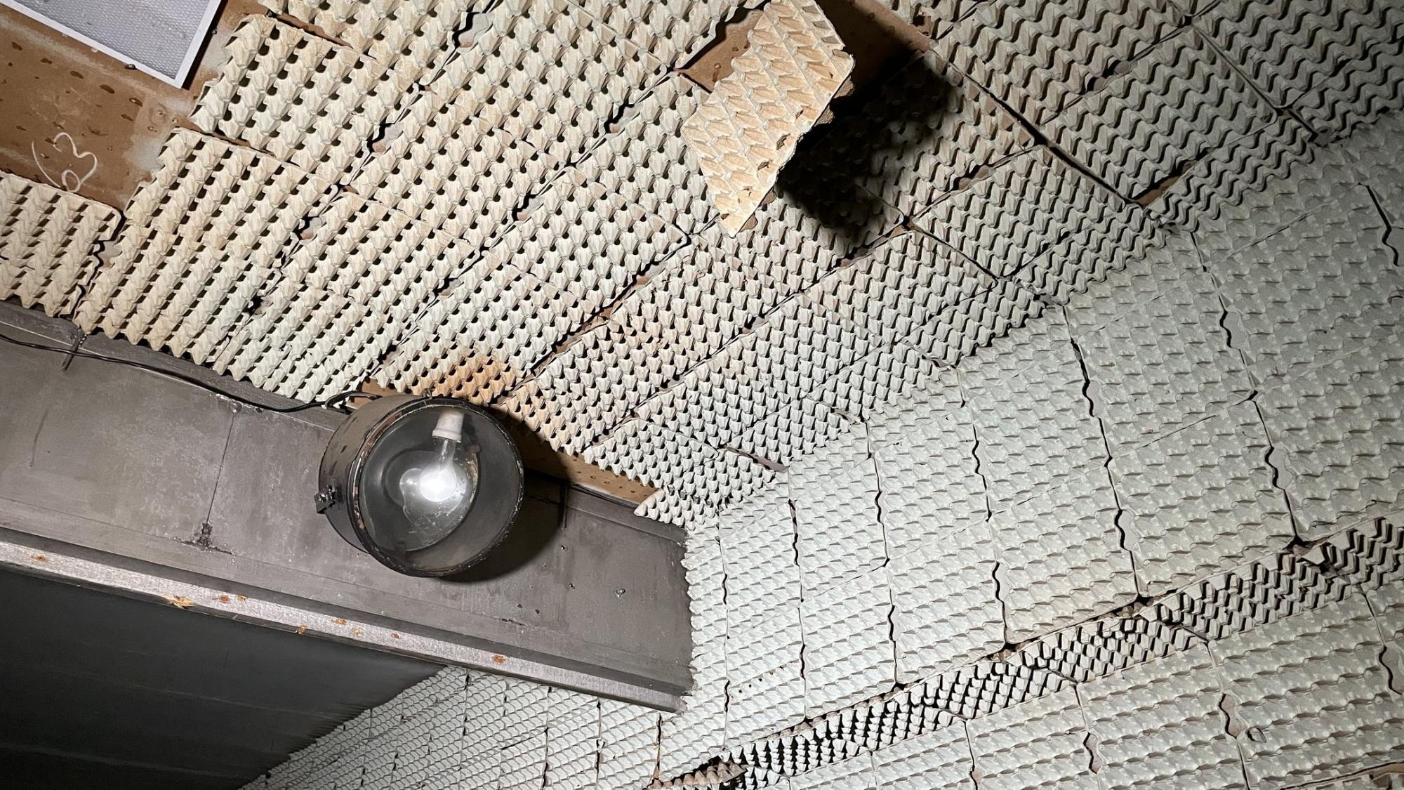 Електричні кабелі та протигази: з'явилися нові фото з катівні окупантів в Ізюмі