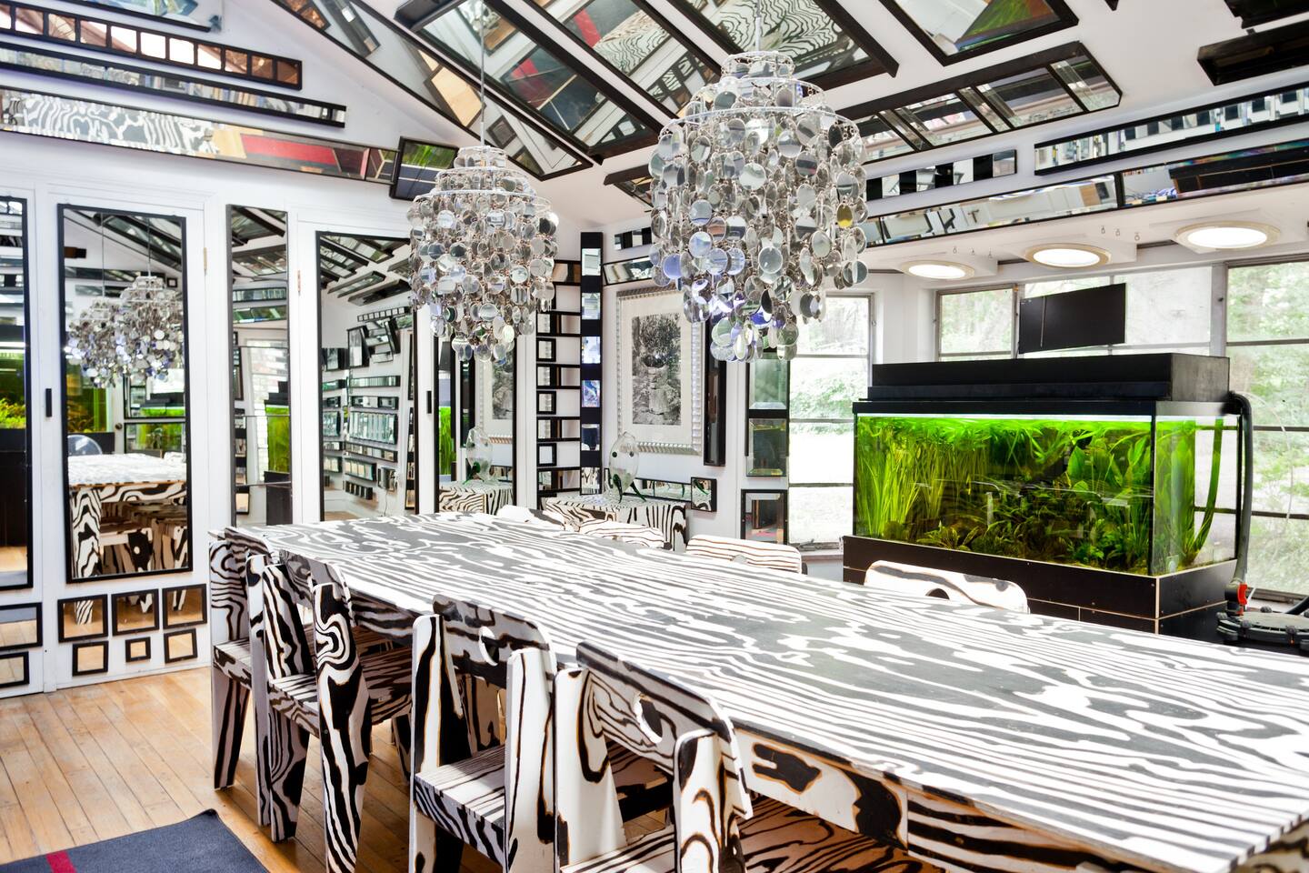 Дом-ракушка и ферма с привидениями: необычные дома для аренды по всему миру