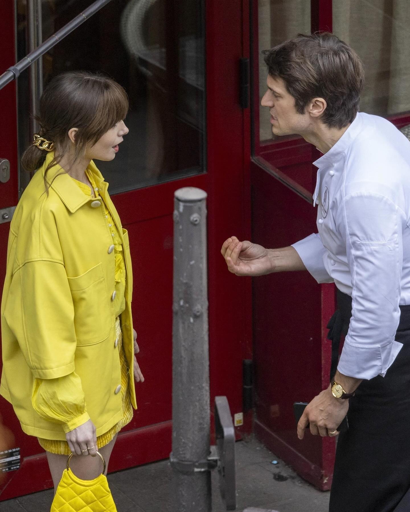 Зірки серіалу "Емілі в Парижі" показали фото зі зйомок у кольорах українського прапора