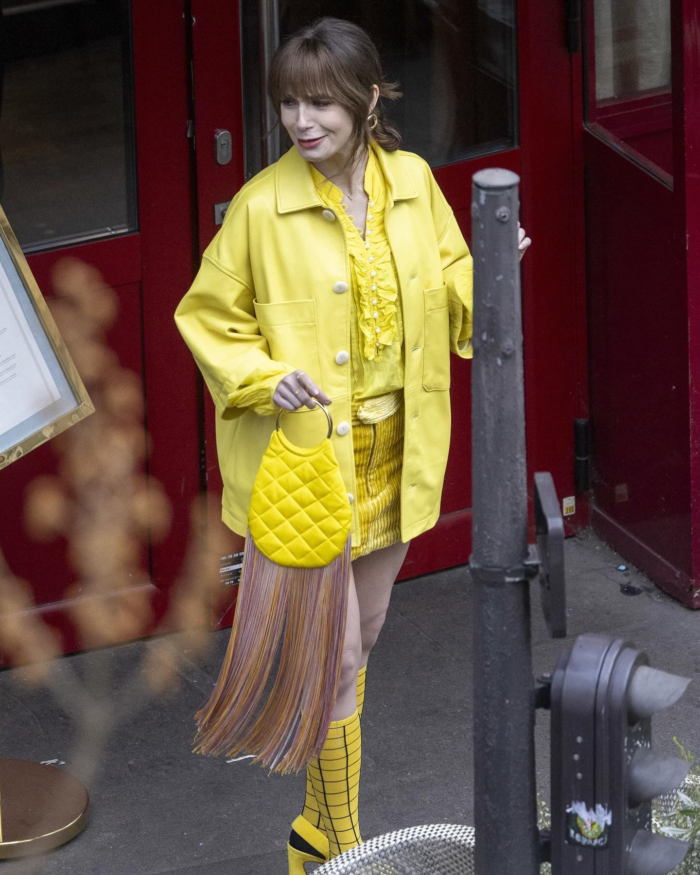 Зірки серіалу "Емілі в Парижі" показали фото зі зйомок у кольорах українського прапора