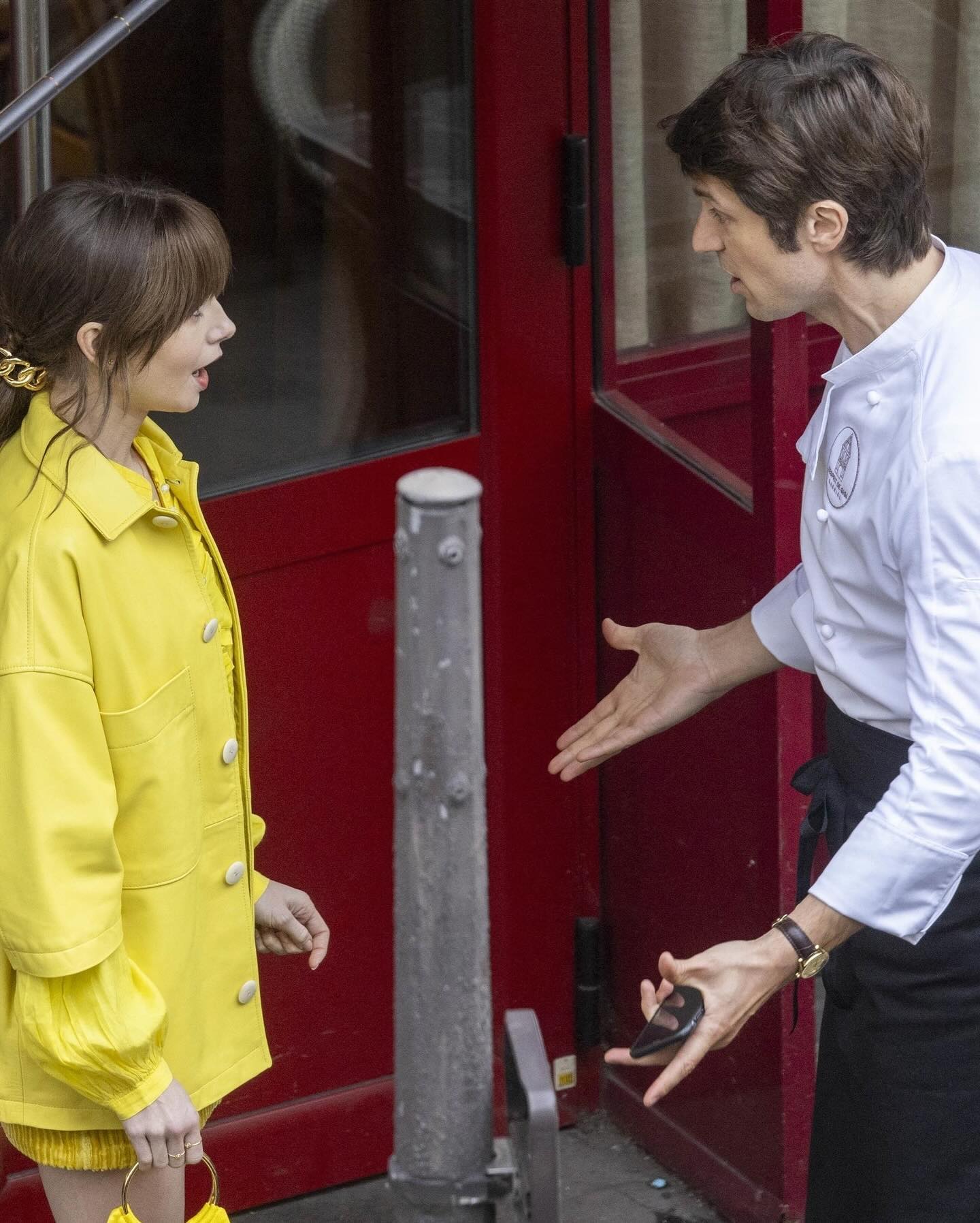 Зірки серіалу "Емілі в Парижі" показали фото зі зйомок у кольорах українського прапора