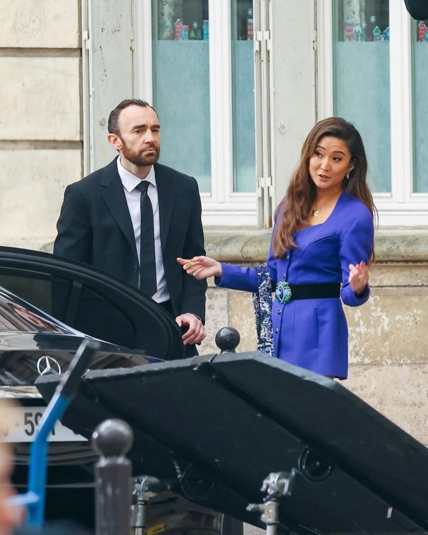 Зірки серіалу "Емілі в Парижі" показали фото зі зйомок у кольорах українського прапора