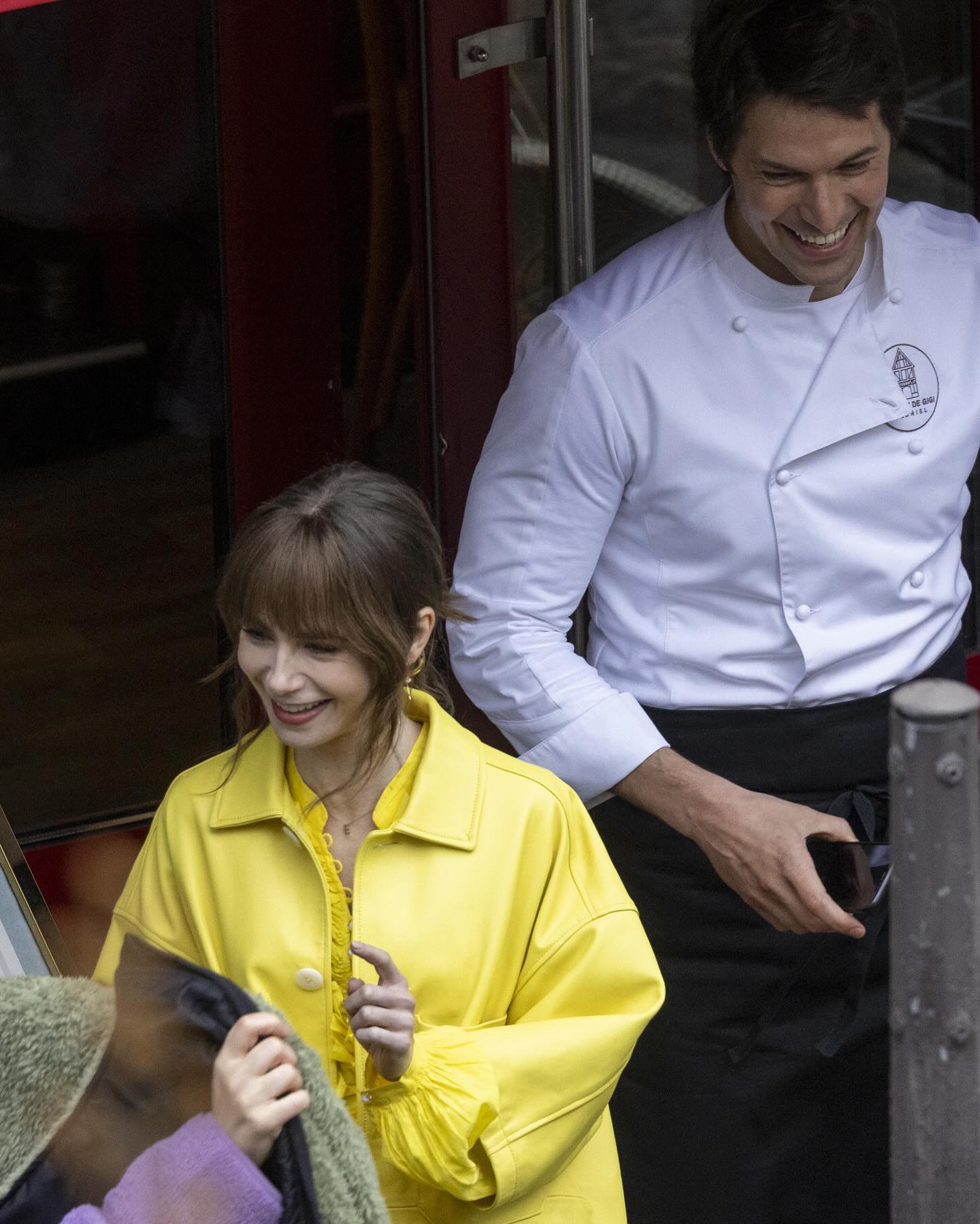 Зірки серіалу "Емілі в Парижі" показали фото зі зйомок у кольорах українського прапора