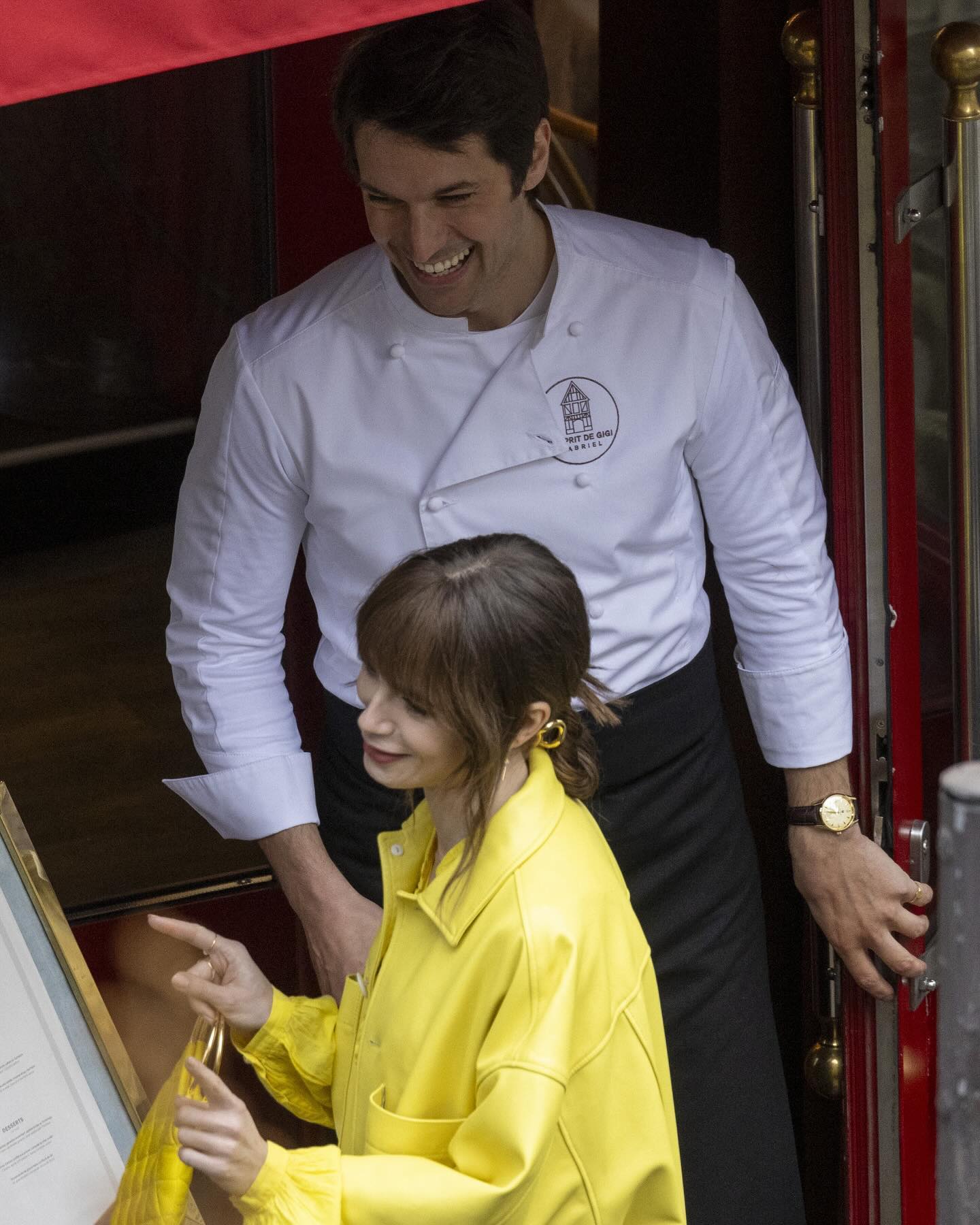 Зірки серіалу "Емілі в Парижі" показали фото зі зйомок у кольорах українського прапора