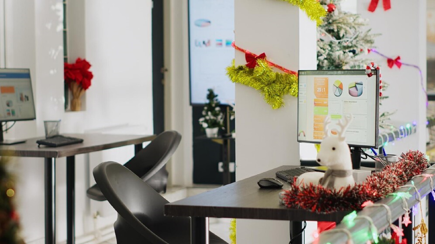 Як просто та без зайвих зусиль прикрасити офіс до новорічних свят