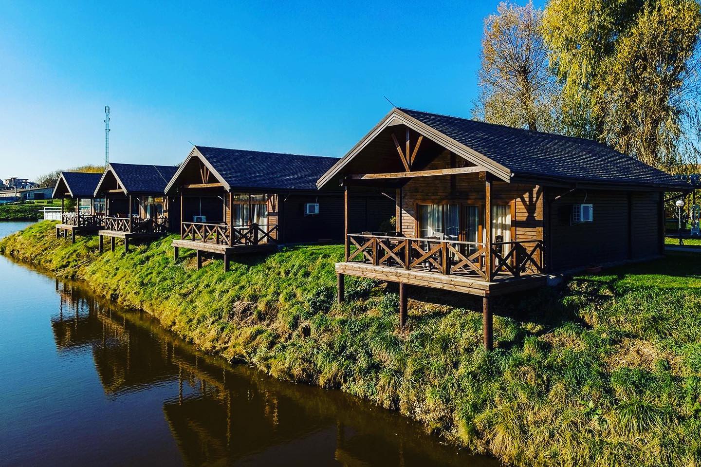 "У людей нет моря". Как работают загородные комплексы Киевщины во время войны