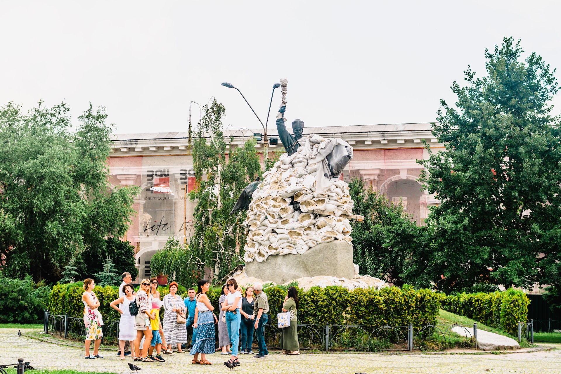 "Нема кому продавати". Що відбувається із туризмом в Україні через війну