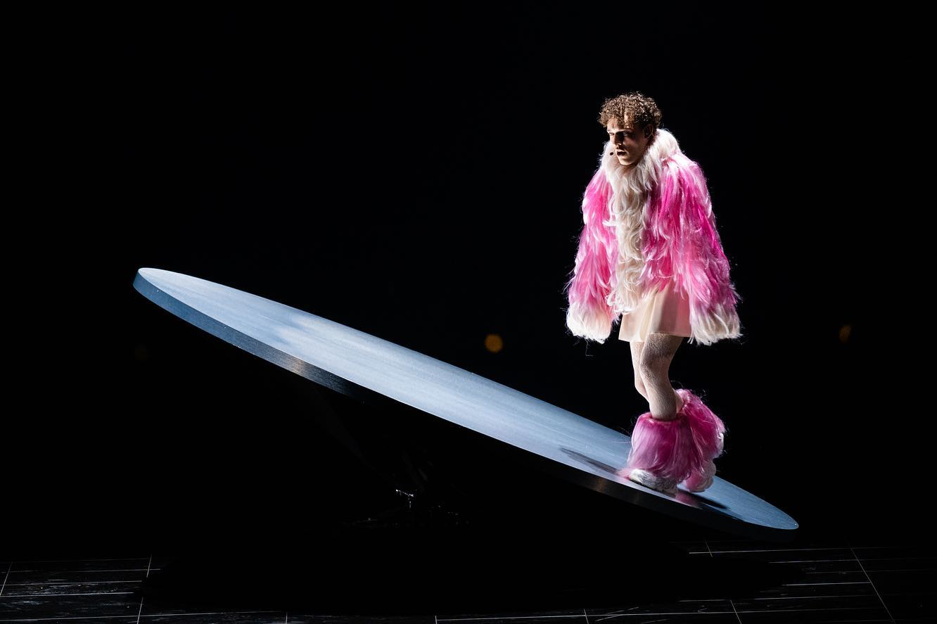 Епатажний учасник Євробачення 2024 Nemo підкорив образом Емми Робертс з фільму "Королева Крику"