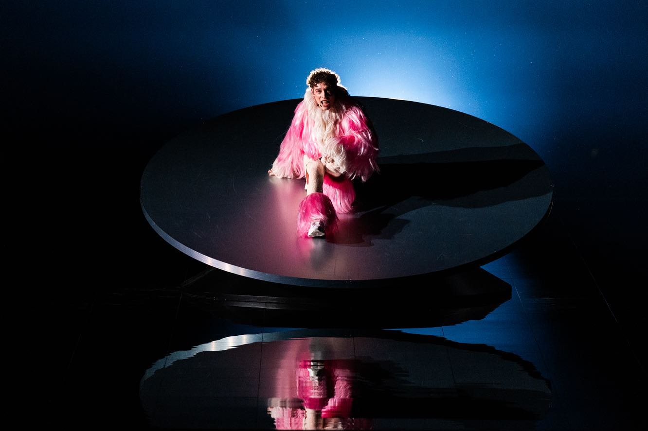 Епатажний учасник Євробачення 2024 Nemo підкорив образом Емми Робертс з фільму "Королева Крику"