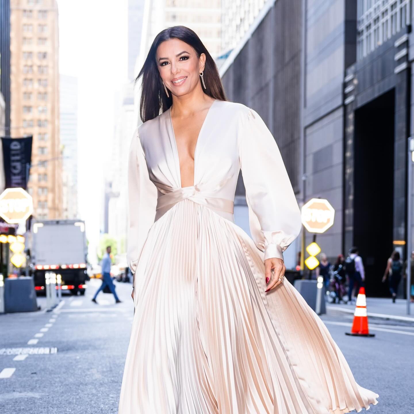 Єва Лонгорія показала свої найкращі сукні від Роберто Каваллі