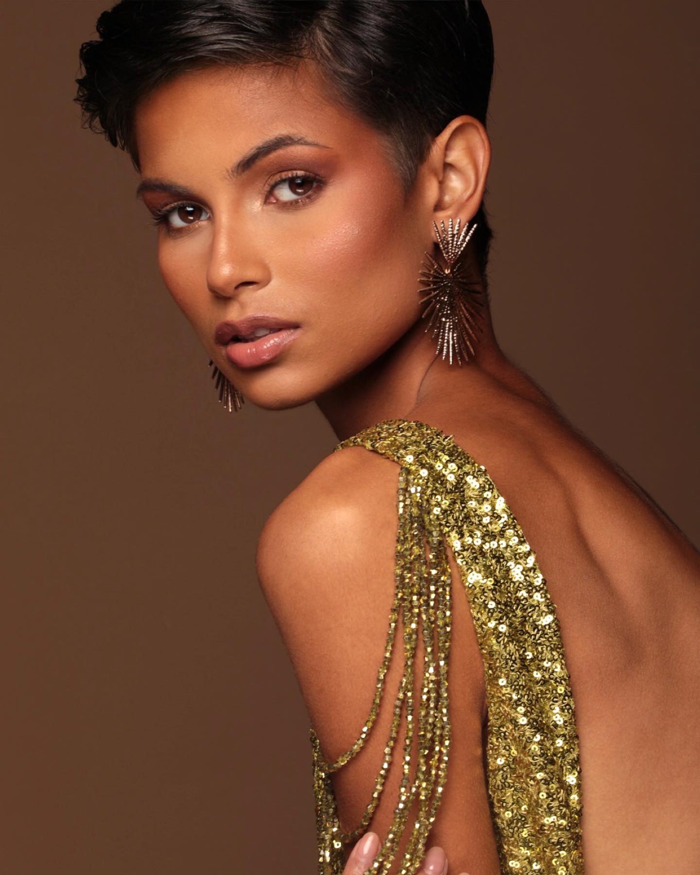 Конкурс Міс Франція вперше виграла дівчина з коротким волоссям. Її захейтили і назвали "нежіночною"