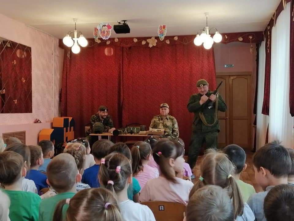 Методы НКВД и павлики морозовы: в России "промывают" мозги детям в садиках