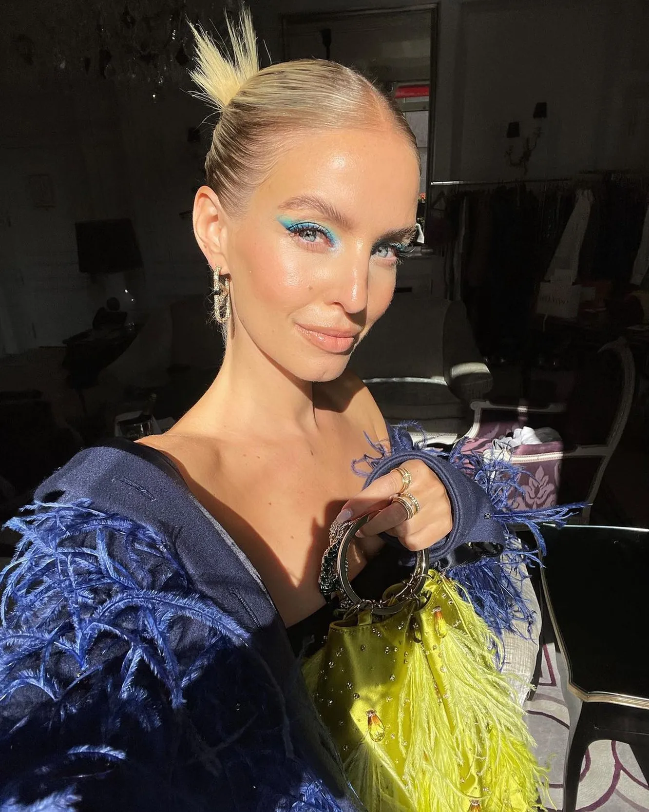 Як носити одяг з логотипами: 4 модні способи