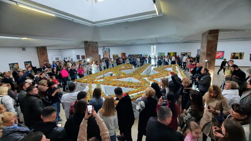 У Львові створили найбільший тризуб із пасок: дивіться, як встановили новий рекорд України