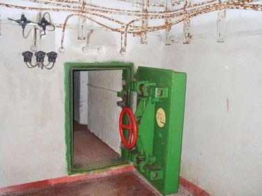 Як виглядають і скільки коштують бункери Путіна, де він ховається від людей (фото)