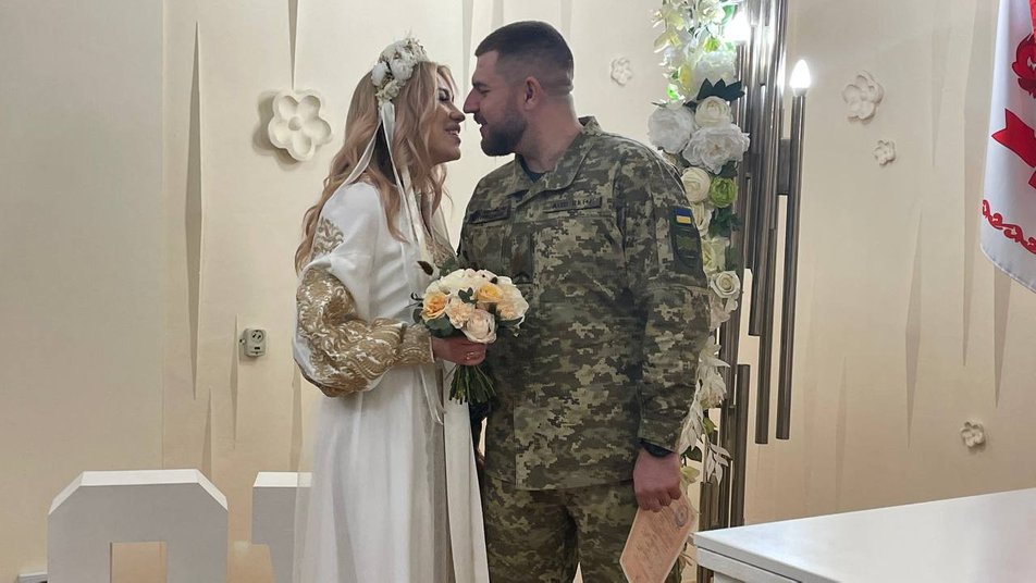"Всі переправи та дороги розбиті": боєць ЗСУ їхав на танку, щоб встигнути на своє весілля