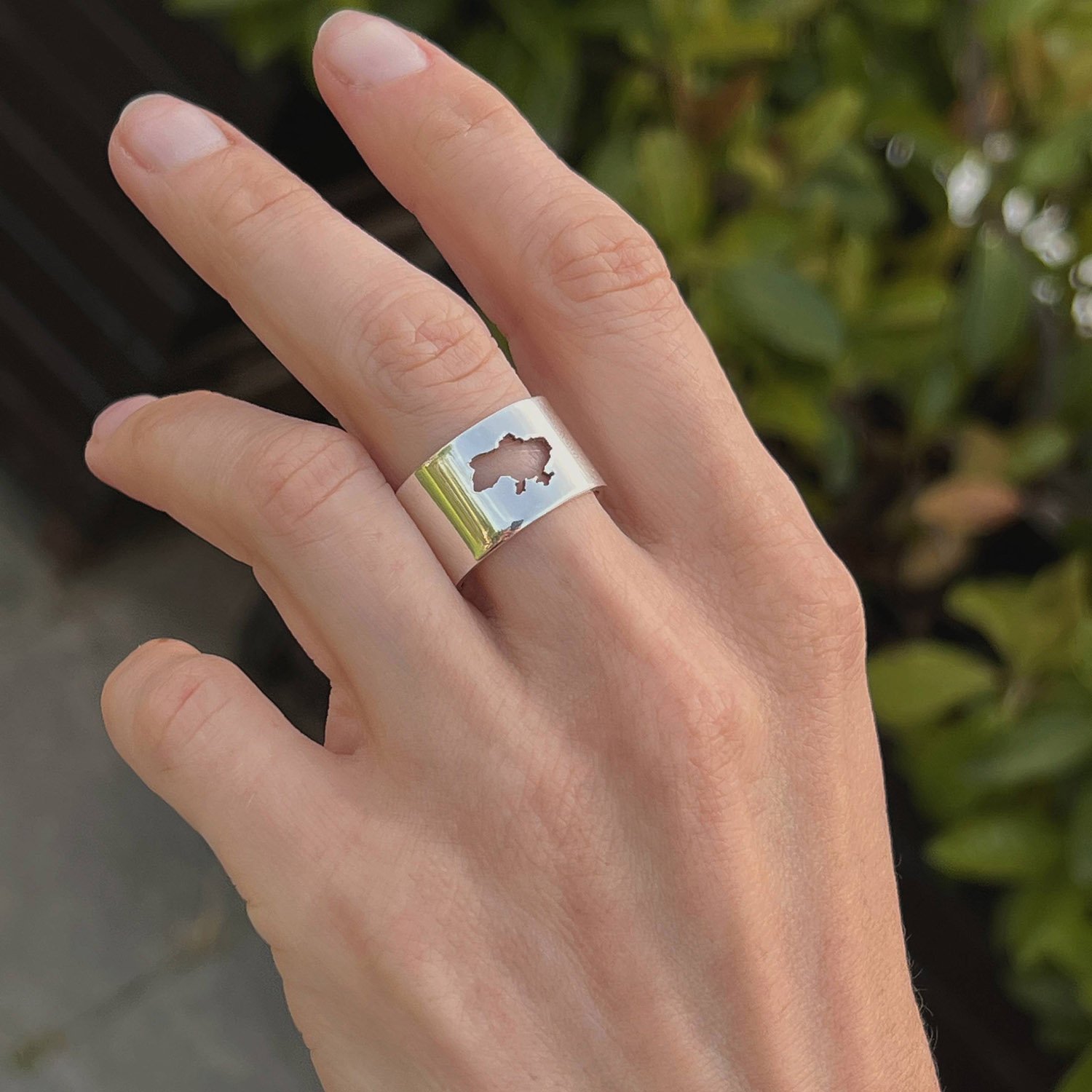 Анджелина Джоли носит украинское кольцо за 1500 грн (фото)